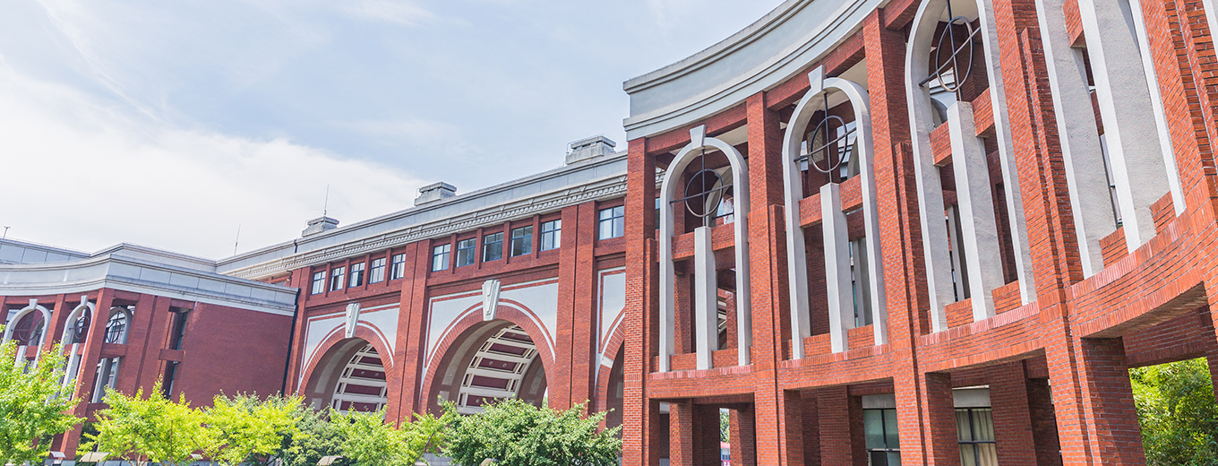     學校